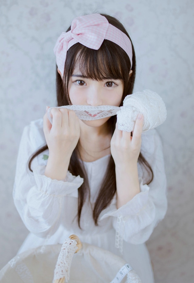 齐刘海萌妹子乖巧文静居家写真