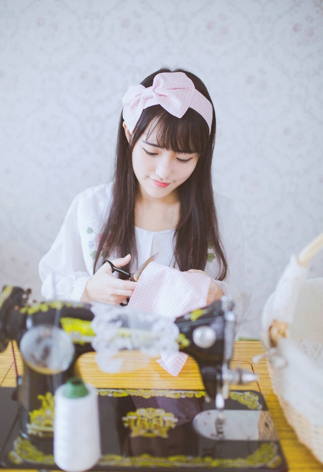 齐刘海萌妹子乖巧文静居家写真