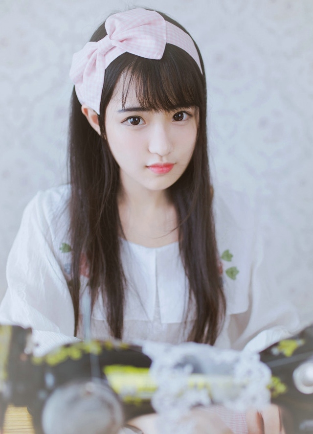 齐刘海萌妹子乖巧文静居家写真