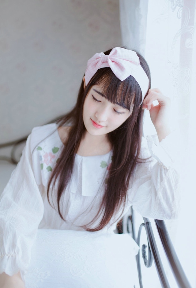 齐刘海萌妹子乖巧文静居家写真