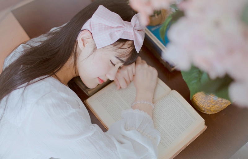 齐刘海萌妹子乖巧文静居家写真