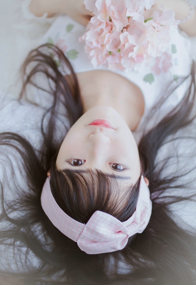 齐刘海萌妹子乖巧文静居家写真