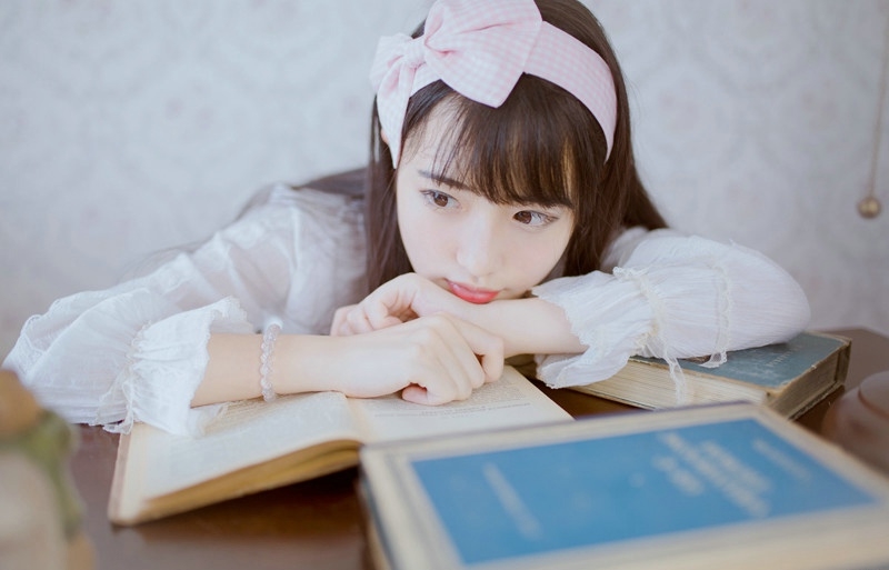 齐刘海萌妹子乖巧文静居家写真