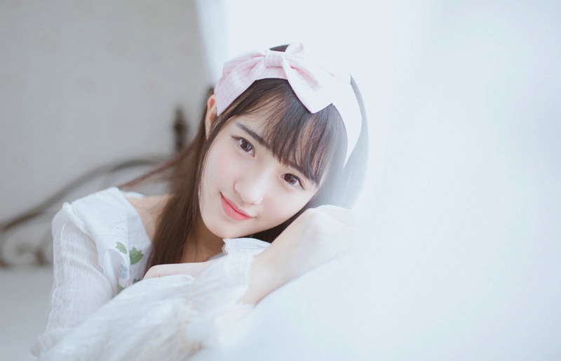 齐刘海萌妹子乖巧文静居家写真