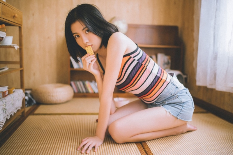 短发美眉吊带热裤清新可人套图