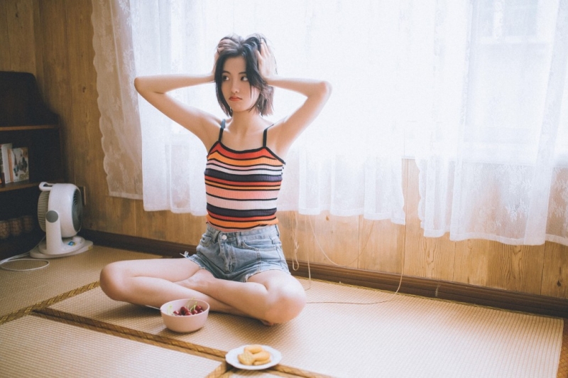 短发美眉吊带热裤清新可人套图