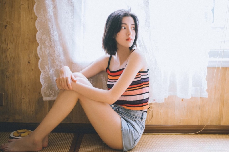 短发美眉吊带热裤清新可人套图