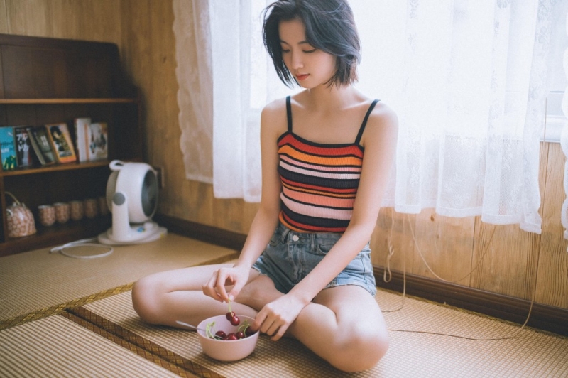 短发美眉吊带热裤清新可人套图