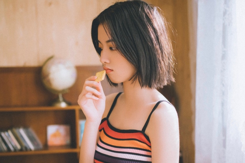 短发美眉吊带热裤清新可人套图