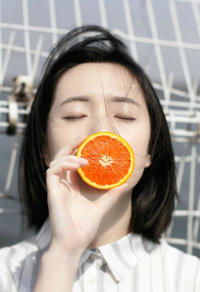 齐肩短发少女清新可人天台写真