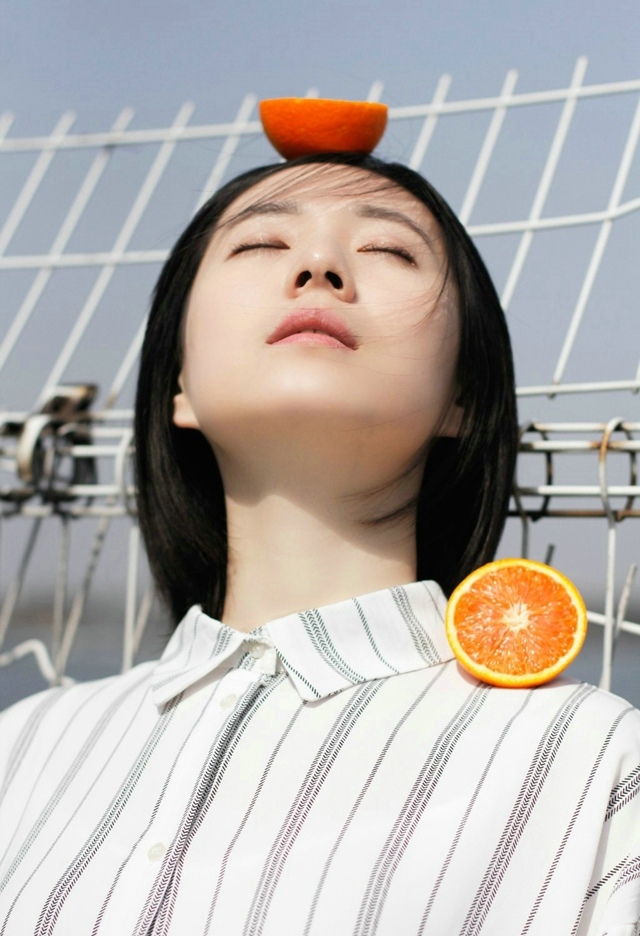 齐肩短发少女清新可人天台写真