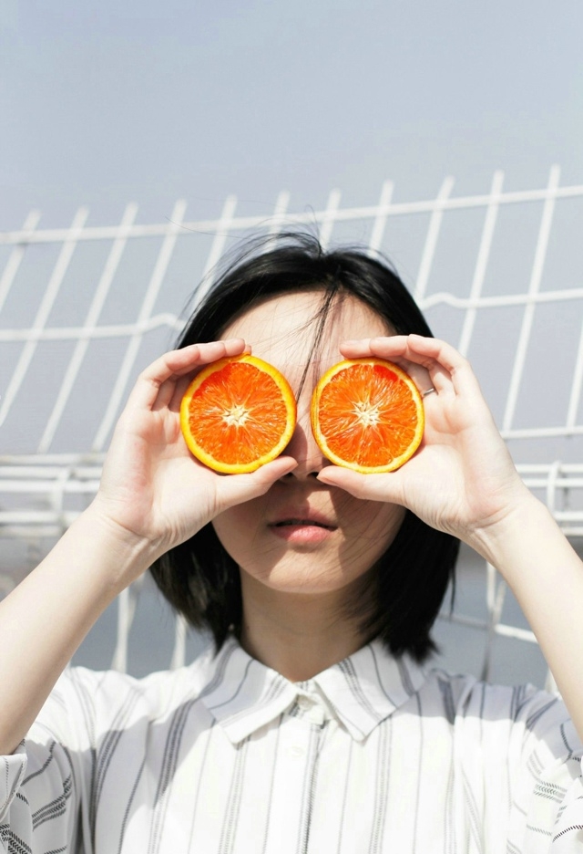 齐肩短发少女清新可人天台写真