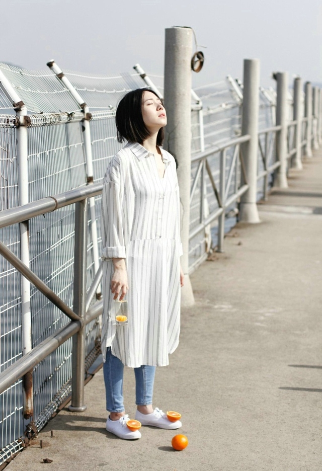 齐肩短发少女清新可人天台写真