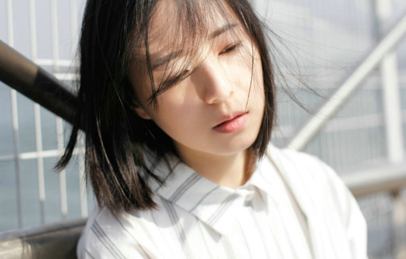 齐肩短发少女清新可人天台写真