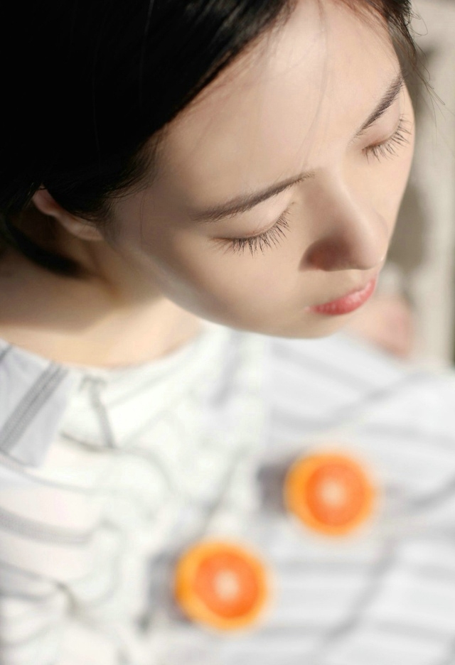 齐肩短发少女清新可人天台写真