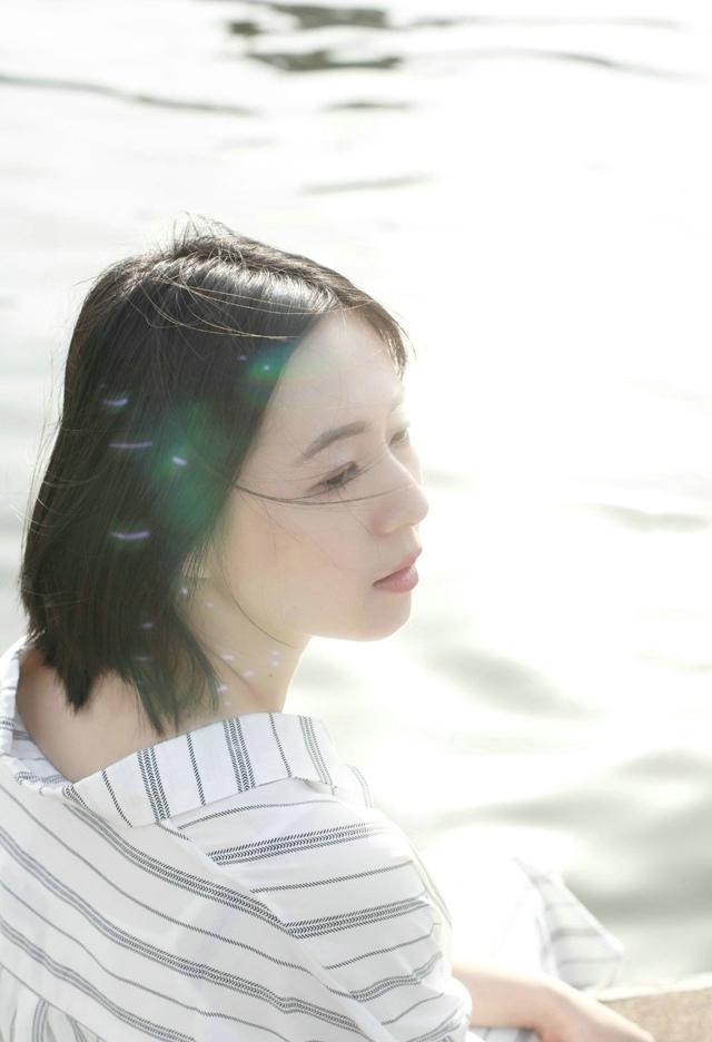 齐肩短发少女清新可人天台写真