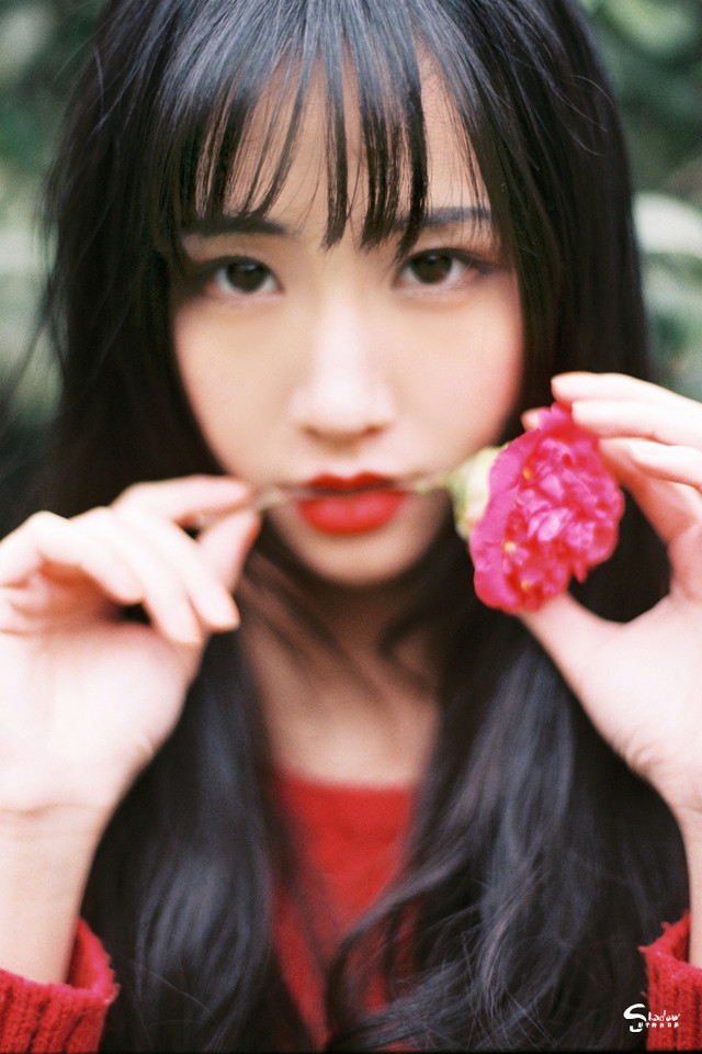 黑长直发美女红唇雪肤花丛写真