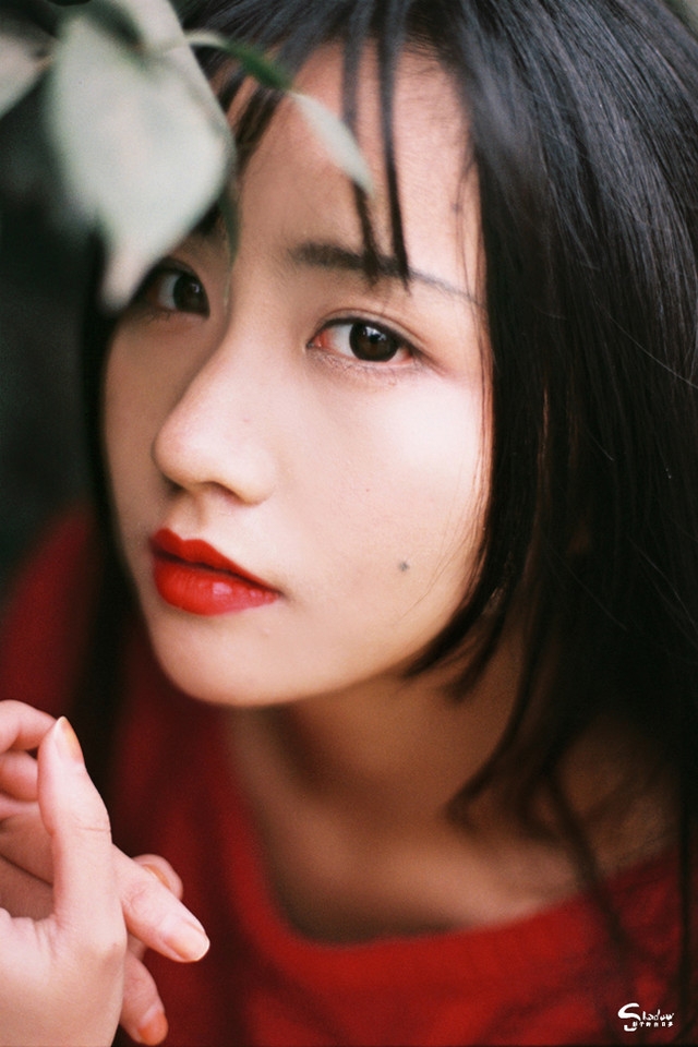 黑长直发美女红唇雪肤花丛写真