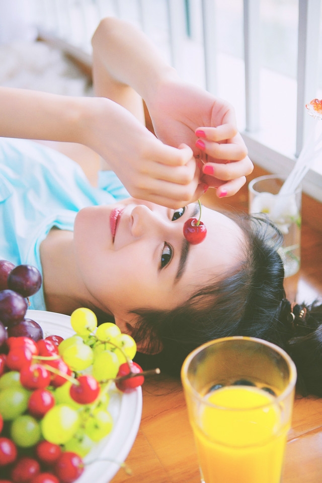 丸子头美女白皙大长腿室内写真