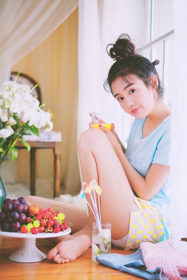 丸子头美女白皙大长腿室内写真