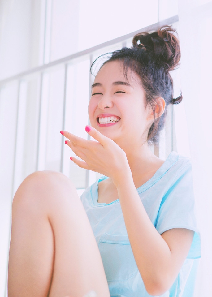 丸子头美女白皙大长腿室内写真