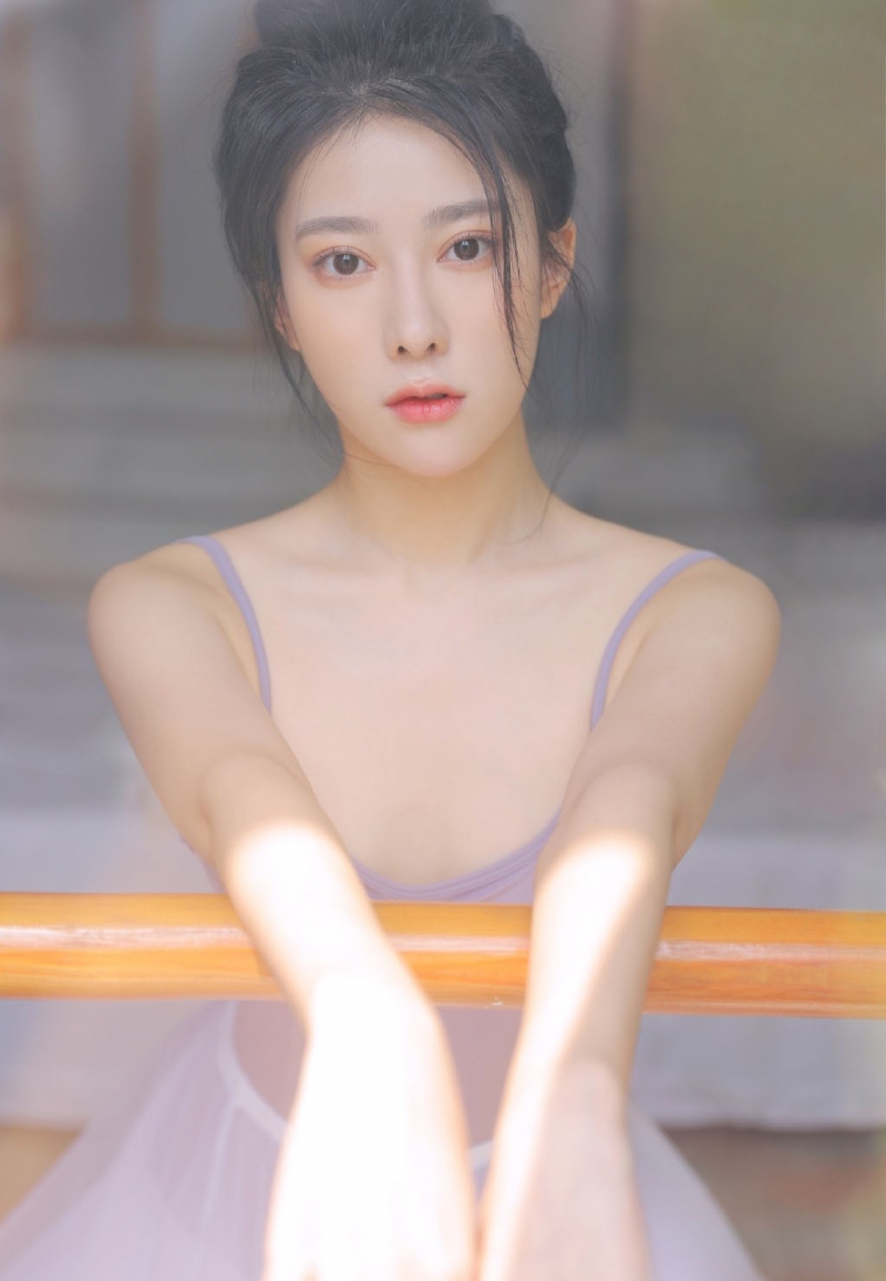 芭蕾舞小姐姐香肩美背室内写真