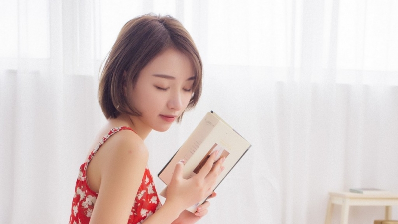 短发萌妹子吊带碎花裙私房写真