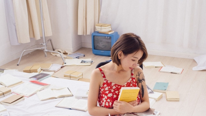 短发萌妹子吊带碎花裙私房写真