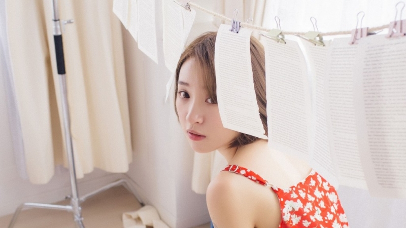 短发萌妹子吊带碎花裙私房写真