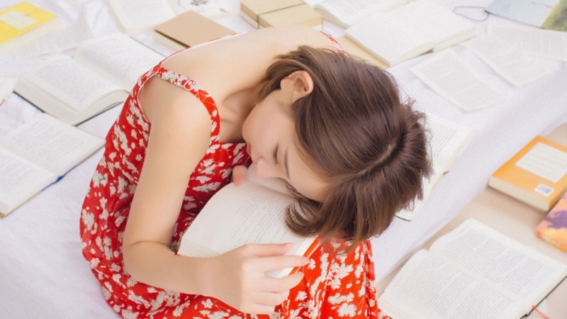 短发萌妹子吊带碎花裙私房写真