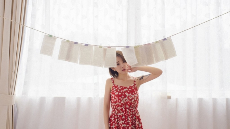 短发萌妹子吊带碎花裙私房写真