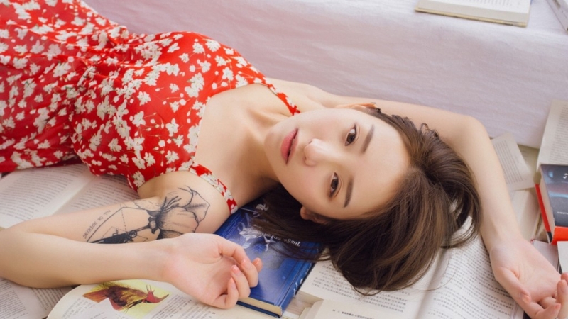 短发萌妹子吊带碎花裙私房写真