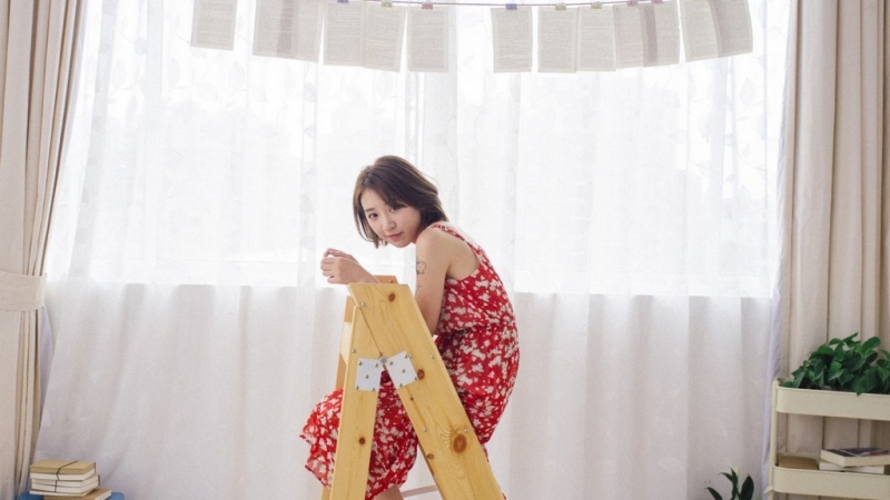 短发萌妹子吊带碎花裙私房写真