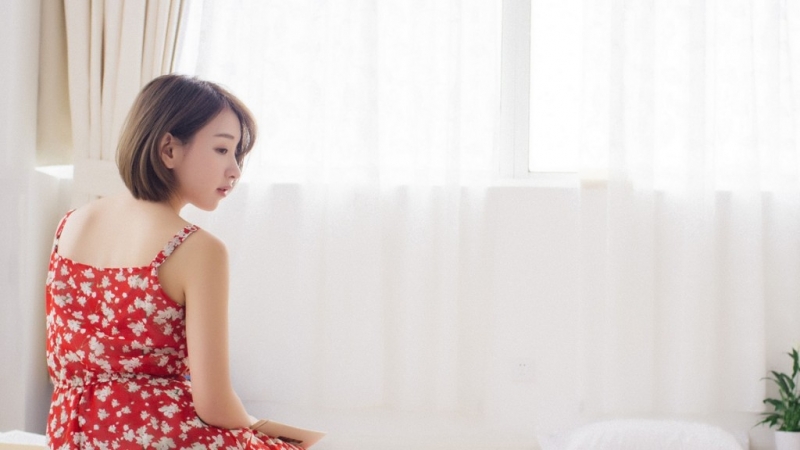 短发萌妹子吊带碎花裙私房写真