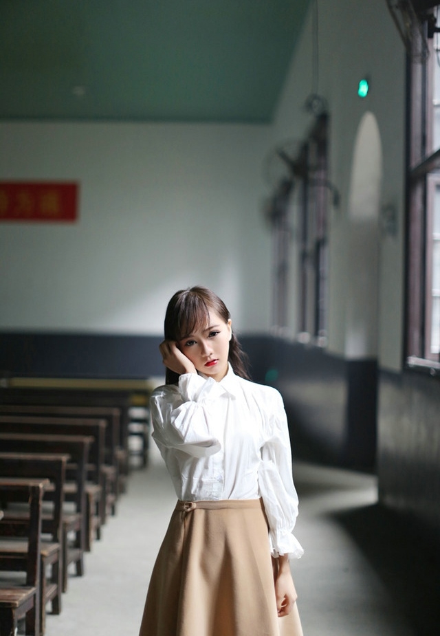 校园文艺女神气质清新教室私拍