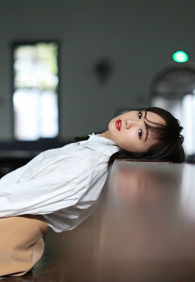 校园文艺女神气质清新教室私拍