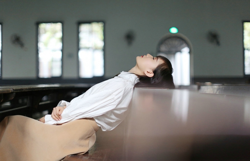 校园文艺女神气质清新教室私拍