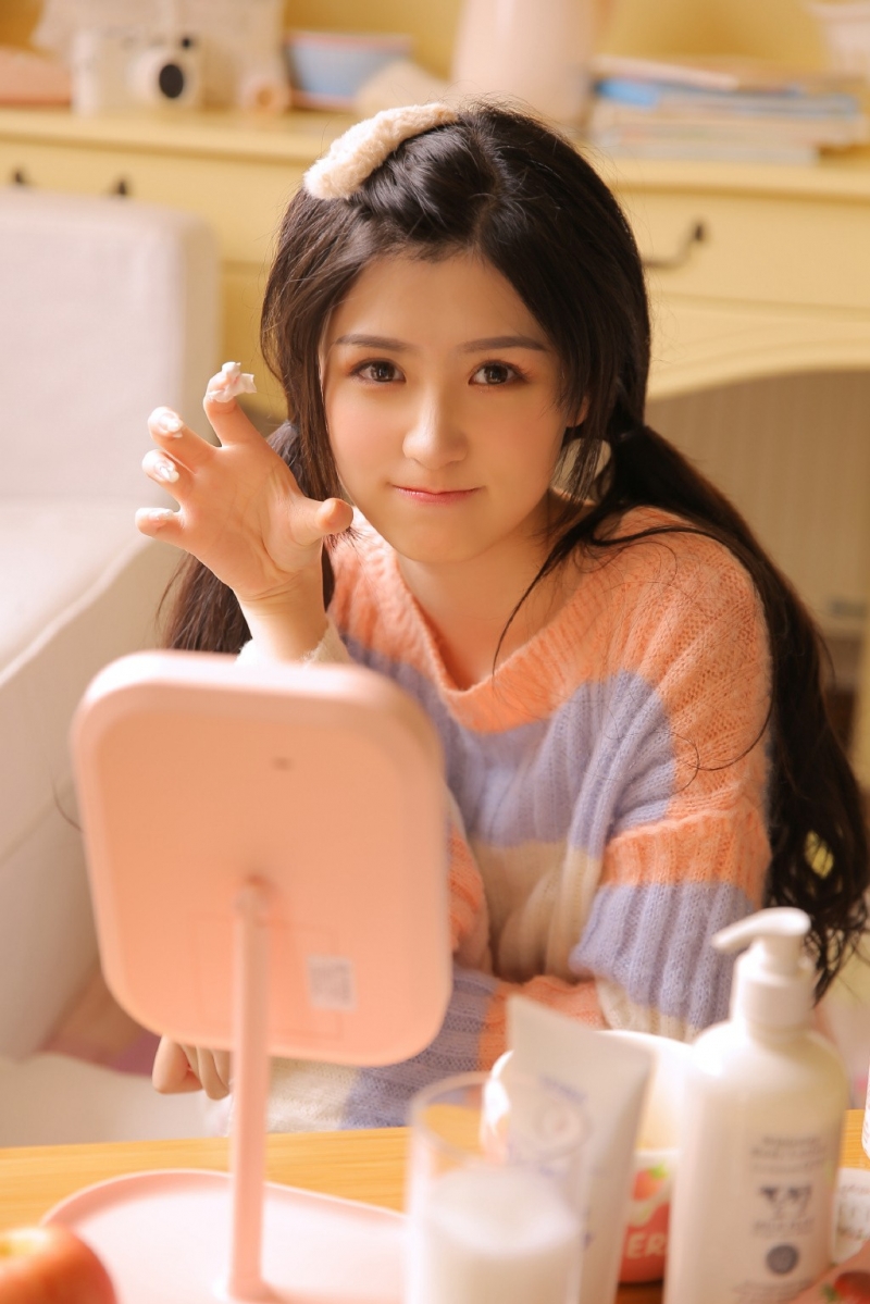 双马尾萌妹子调皮搞怪私房写真