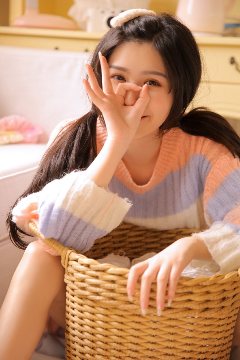 双马尾萌妹子调皮搞怪私房写真