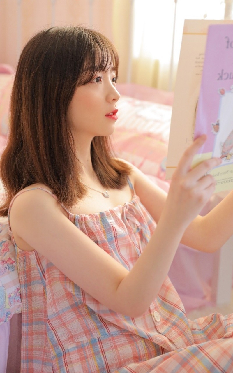 素颜美女吊带睡裙慵懒随性写真