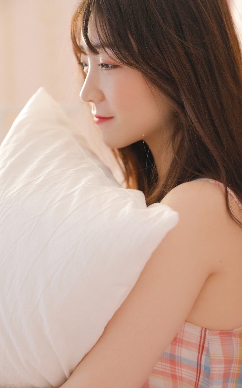 素颜美女吊带睡裙慵懒随性写真