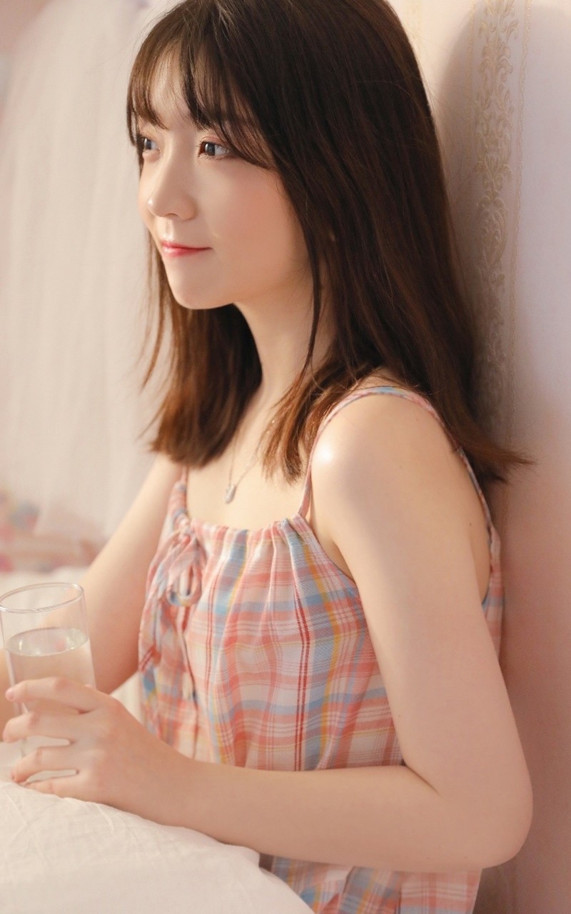 素颜美女吊带睡裙慵懒随性写真