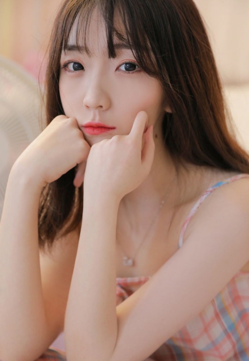 素颜美女吊带睡裙慵懒随性写真