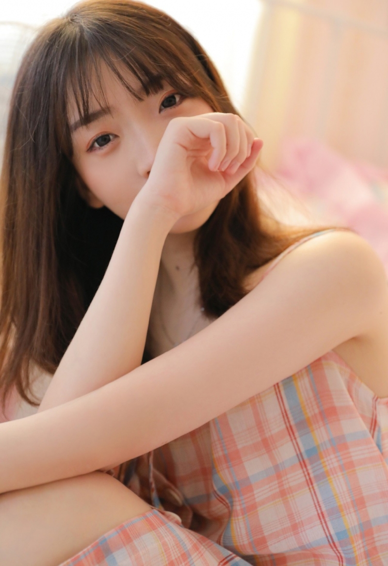 素颜美女吊带睡裙慵懒随性写真