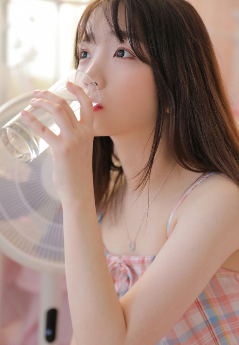 素颜美女吊带睡裙慵懒随性写真