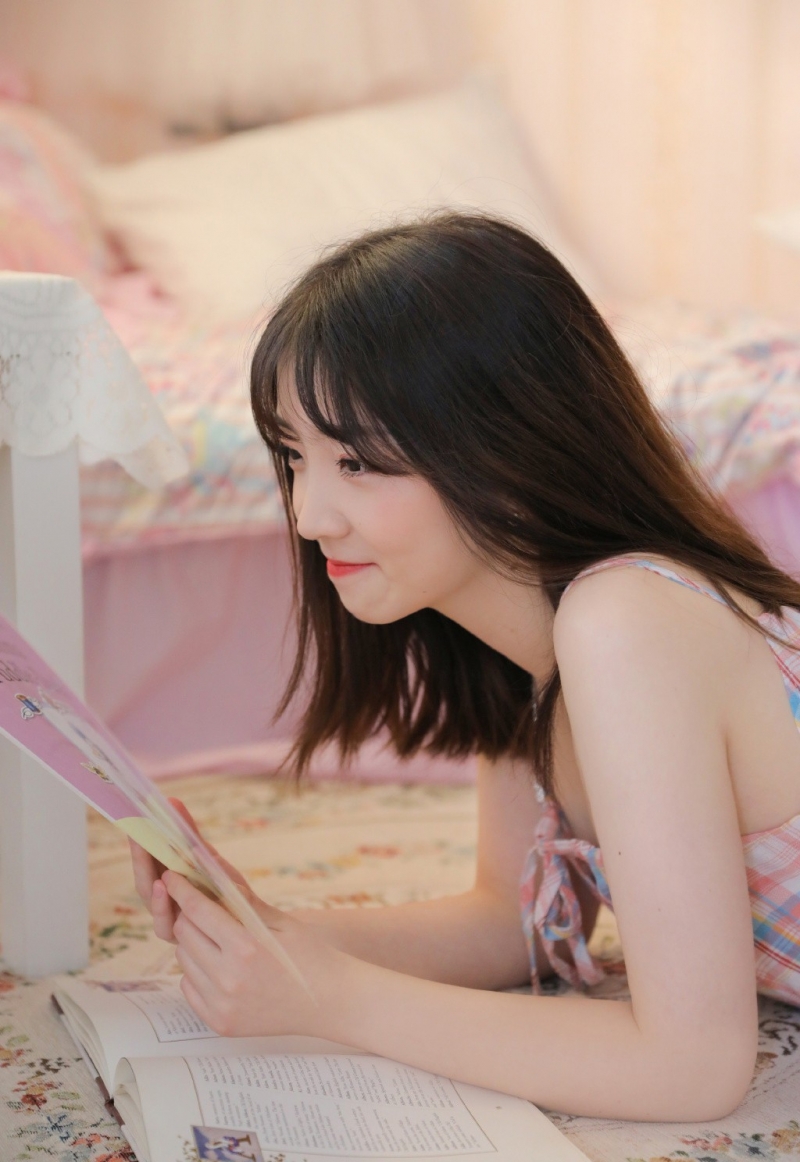 素颜美女吊带睡裙慵懒随性写真