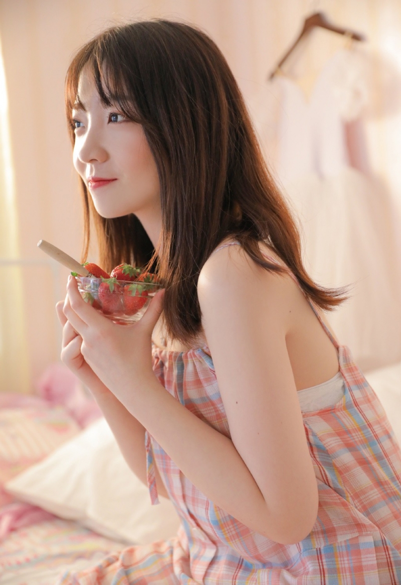 素颜美女吊带睡裙慵懒随性写真