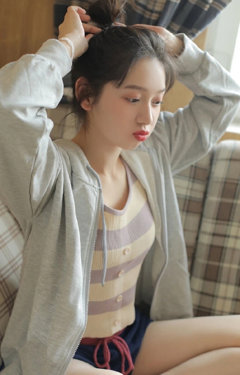 娃娃脸萌妹子吊带短裤室内写真