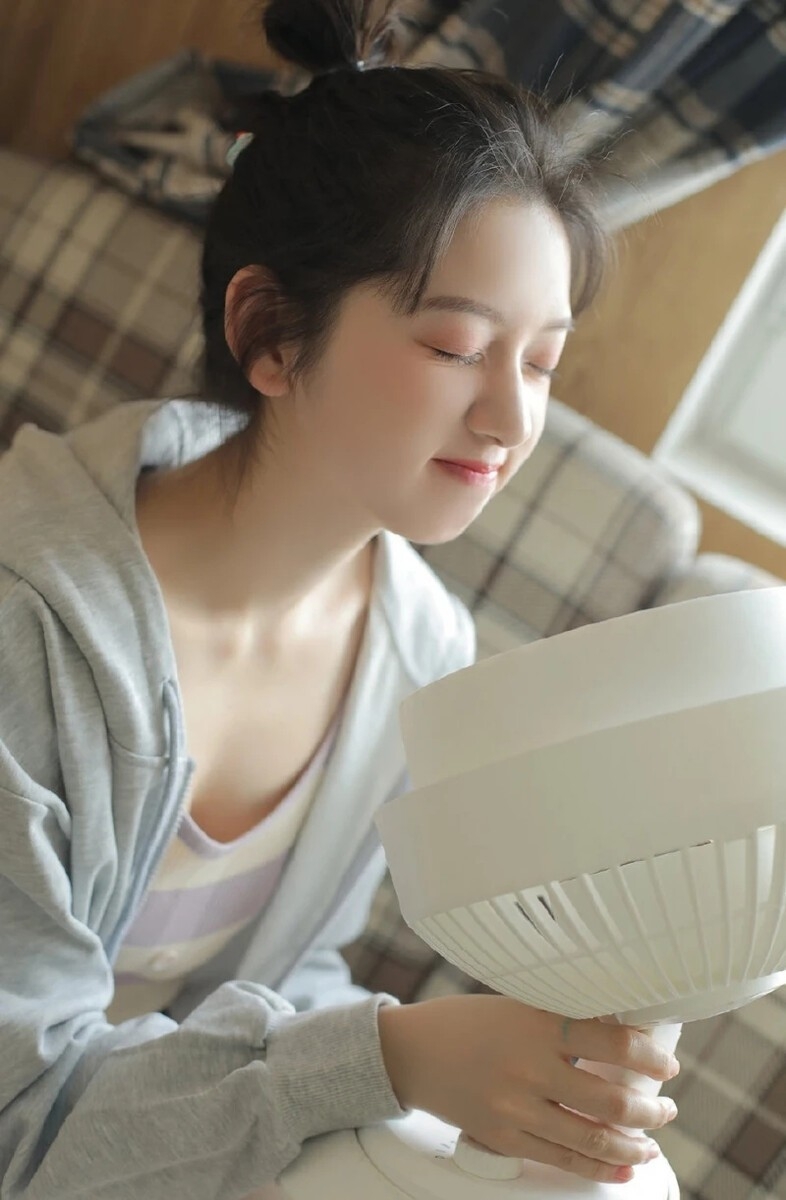 娃娃脸萌妹子吊带短裤室内写真