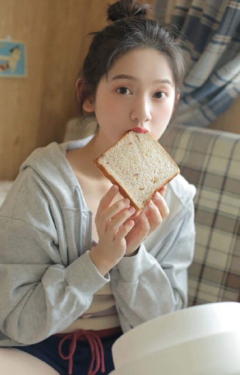 娃娃脸萌妹子吊带短裤室内写真